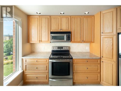 1947 Underhill Street Unit# 403, Kelowna, BC - Indoor Photo Showing Kitchen