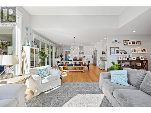 4604 Fordham Road, Kelowna, BC - Indoor Photo Showing Living Room