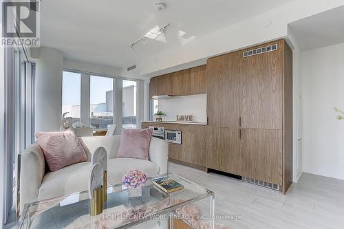 Ph111 - 60 Shuter Street, Toronto, ON - Indoor Photo Showing Living Room