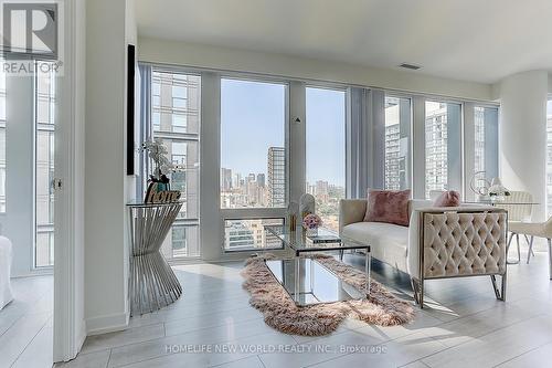 Ph111 - 60 Shuter Street, Toronto, ON - Indoor Photo Showing Living Room