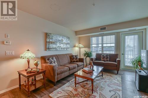 200 917 Bradley Street, Moose Jaw, SK - Indoor Photo Showing Living Room