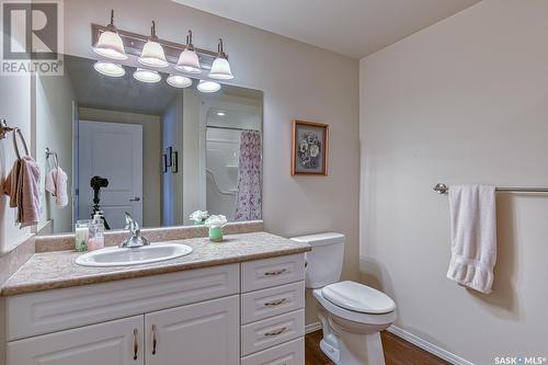 200 917 Bradley Street, Moose Jaw, SK - Indoor Photo Showing Bathroom