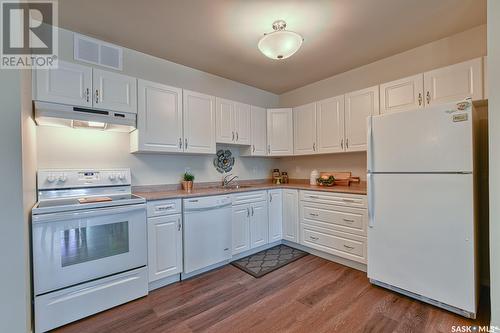 200 917 Bradley Street, Moose Jaw, SK - Indoor Photo Showing Kitchen