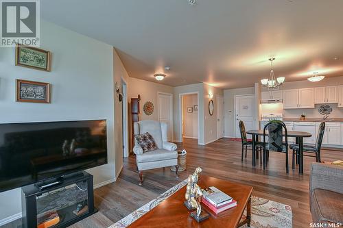 200 917 Bradley Street, Moose Jaw, SK - Indoor Photo Showing Living Room