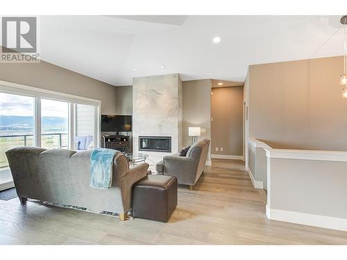 3950 Cimarron Drive, Kelowna, BC - Indoor Photo Showing Living Room With Fireplace