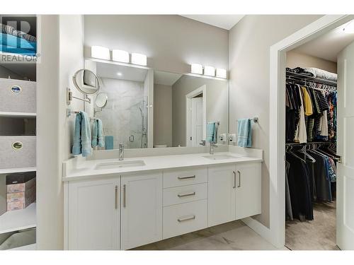 3950 Cimarron Drive, Kelowna, BC - Indoor Photo Showing Bathroom