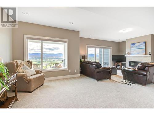 3950 Cimarron Drive, Kelowna, BC - Indoor Photo Showing Living Room