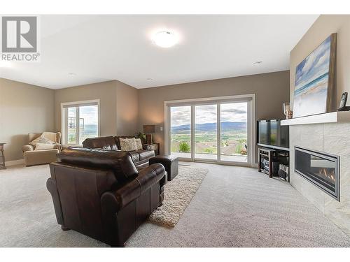 3950 Cimarron Drive, Kelowna, BC - Indoor Photo Showing Living Room With Fireplace