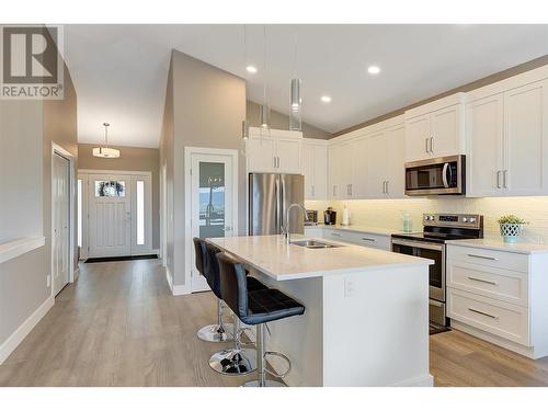 3950 Cimarron Drive, Kelowna, BC - Indoor Photo Showing Kitchen With Double Sink With Upgraded Kitchen