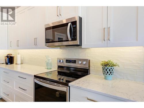 3950 Cimarron Drive, Kelowna, BC - Indoor Photo Showing Kitchen With Upgraded Kitchen