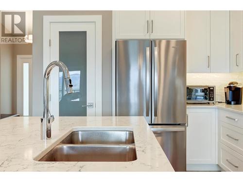 3950 Cimarron Drive, Kelowna, BC - Indoor Photo Showing Kitchen With Double Sink With Upgraded Kitchen