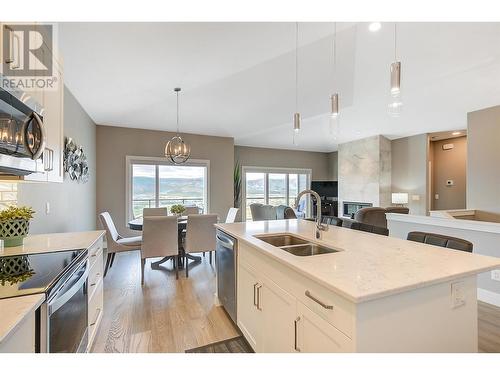 3950 Cimarron Drive, Kelowna, BC - Indoor Photo Showing Kitchen With Double Sink With Upgraded Kitchen