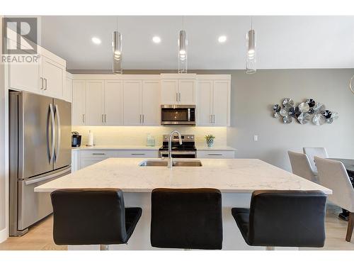 3950 Cimarron Drive, Kelowna, BC - Indoor Photo Showing Kitchen With Double Sink With Upgraded Kitchen