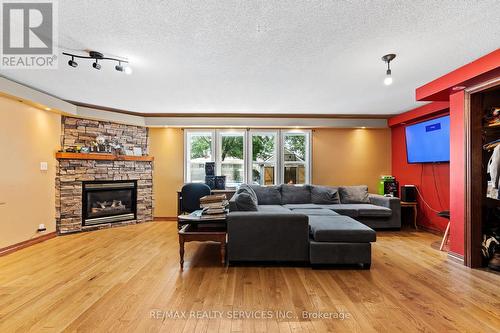 28 Alexandra Boulevard, St. Catharines, ON - Indoor Photo Showing Living Room With Fireplace