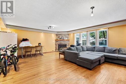 28 Alexandra Boulevard, St. Catharines, ON - Indoor Photo Showing Living Room With Fireplace