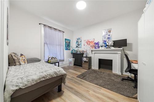 132 Holton Avenue S, Hamilton, ON - Indoor Photo Showing Bedroom