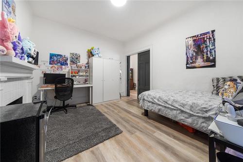 132 Holton Avenue S, Hamilton, ON - Indoor Photo Showing Bedroom