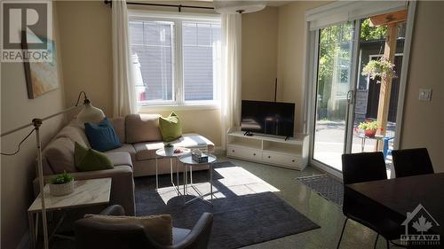 2927 Haughton Avenue Unit#1, Ottawa, ON - Indoor Photo Showing Living Room