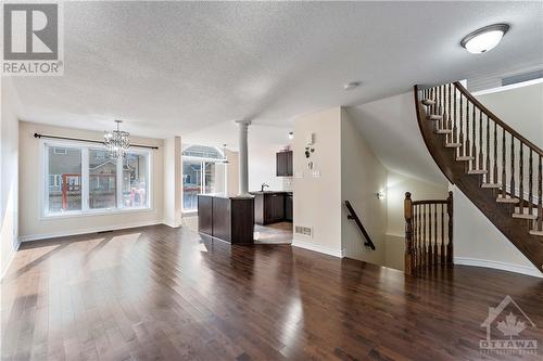 608 Glastonbury Walk, Ottawa, ON - Indoor Photo Showing Living Room