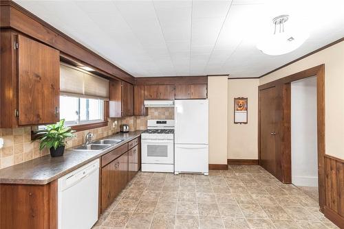 606 Broad Street W, Haldimand County, ON - Indoor Photo Showing Kitchen With Double Sink