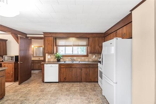 606 Broad Street W, Haldimand County, ON - Indoor Photo Showing Kitchen With Double Sink