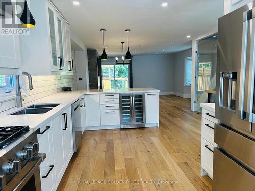 2 Normandy Place, Oakville, ON - Indoor Photo Showing Kitchen With Double Sink With Upgraded Kitchen