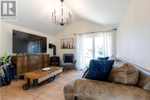 5777 Third Line, Guelph/Eramosa, ON - Indoor Photo Showing Living Room