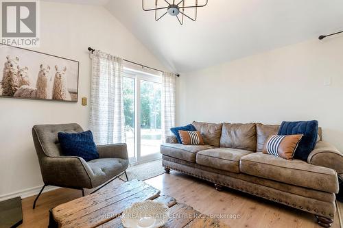 5777 Third Line, Guelph/Eramosa, ON - Indoor Photo Showing Living Room