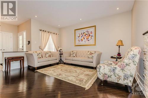 318 Laughlin Circle, Ottawa, ON - Indoor Photo Showing Living Room