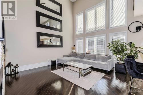 318 Laughlin Circle, Ottawa, ON - Indoor Photo Showing Living Room