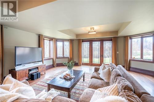 76 Oak Avenue, Hamilton (Dundas), ON - Indoor Photo Showing Living Room