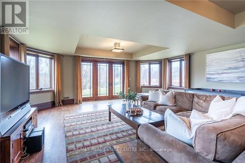 76 Oak Avenue, Hamilton (Dundas), ON - Indoor Photo Showing Living Room