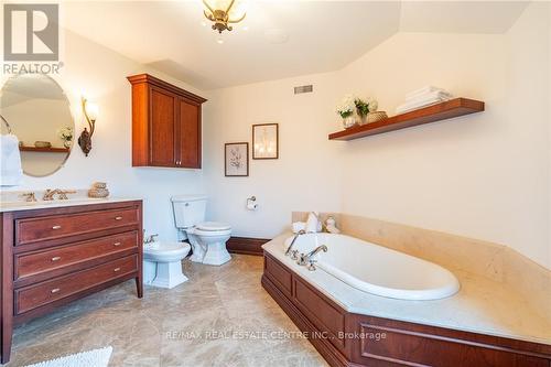 76 Oak Avenue, Hamilton (Dundas), ON - Indoor Photo Showing Bathroom