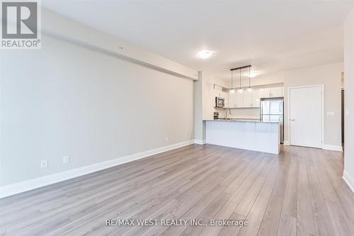 606 - 2900 Highway 7 Road, Vaughan, ON - Indoor Photo Showing Kitchen