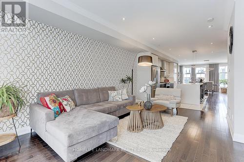 28 Mcgurran Lane, Richmond Hill, ON - Indoor Photo Showing Living Room