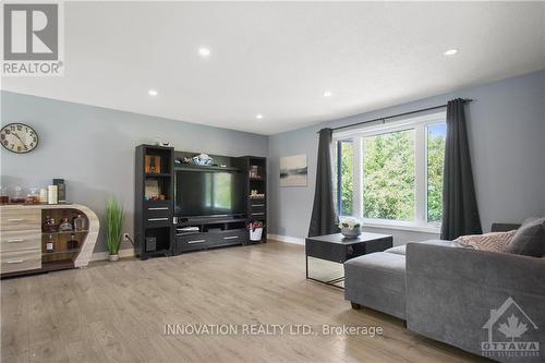 2466 Ashton Station Road, Lanark, ON - Indoor Photo Showing Living Room