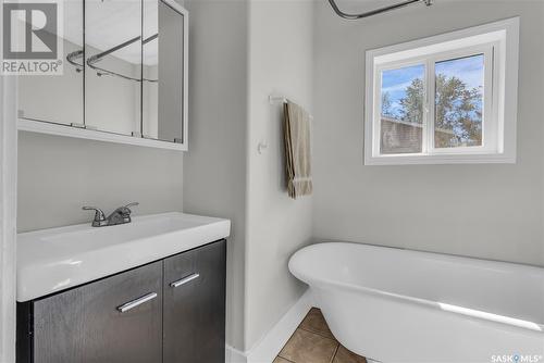 1131 E Avenue N, Saskatoon, SK - Indoor Photo Showing Bathroom