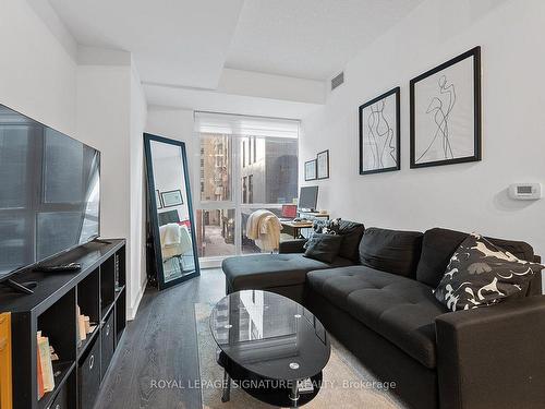 320-115 Blue Jays Way, Toronto, ON - Indoor Photo Showing Living Room