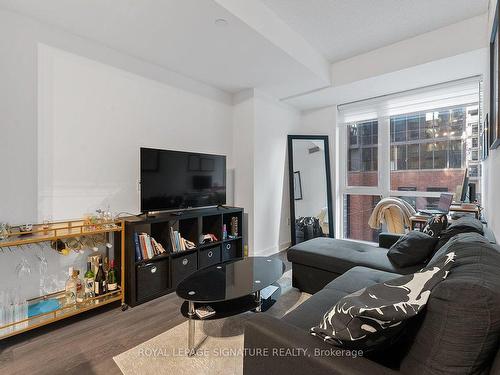 320-115 Blue Jays Way, Toronto, ON - Indoor Photo Showing Living Room