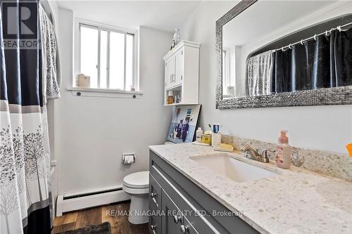 41 Carleton Street S, Thorold, ON - Indoor Photo Showing Bathroom