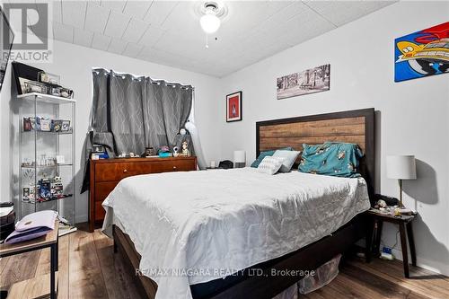 41 Carleton Street S, Thorold, ON - Indoor Photo Showing Bedroom