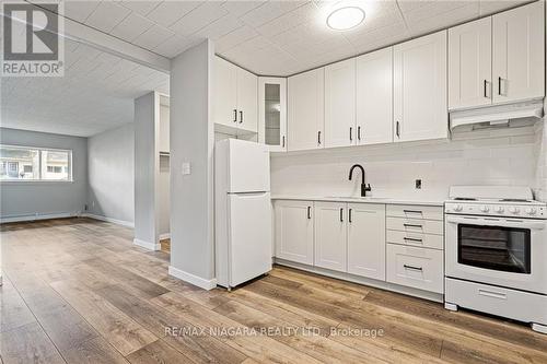 41 Carleton Street S, Thorold, ON - Indoor Photo Showing Kitchen