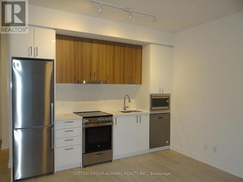 217 - 30 Upper Mall Way, Vaughan, ON - Indoor Photo Showing Kitchen