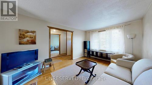 7028 Justine Drive, Mississauga, ON - Indoor Photo Showing Living Room