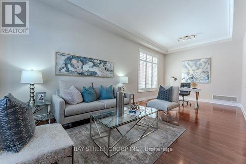 24 Sachet Drive, Richmond Hill (Oak Ridges Lake Wilcox), ON - Indoor Photo Showing Living Room