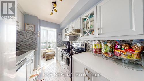 712 - 330 Mccowan Road, Toronto (Eglinton East), ON - Indoor Photo Showing Kitchen