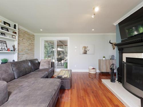 Living room - 416 Rue Des Frênes, Les Cèdres, QC - Indoor Photo Showing Living Room With Fireplace