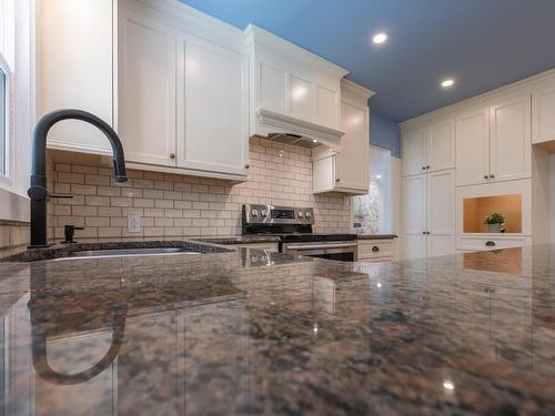 Kitchen - 935 Rue Boissy, Saint-Lambert, QC - Indoor Photo Showing Kitchen With Double Sink With Upgraded Kitchen