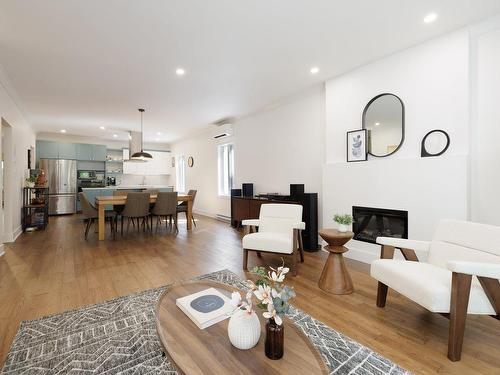 Salon - 4611 Av. Marcil, Montréal (Côte-Des-Neiges/Notre-Dame-De-Grâce), QC - Indoor Photo Showing Living Room