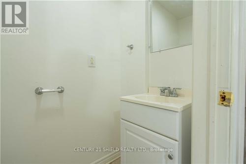 215 Louisa Street, Cornwall (717 - Cornwall), ON - Indoor Photo Showing Bathroom